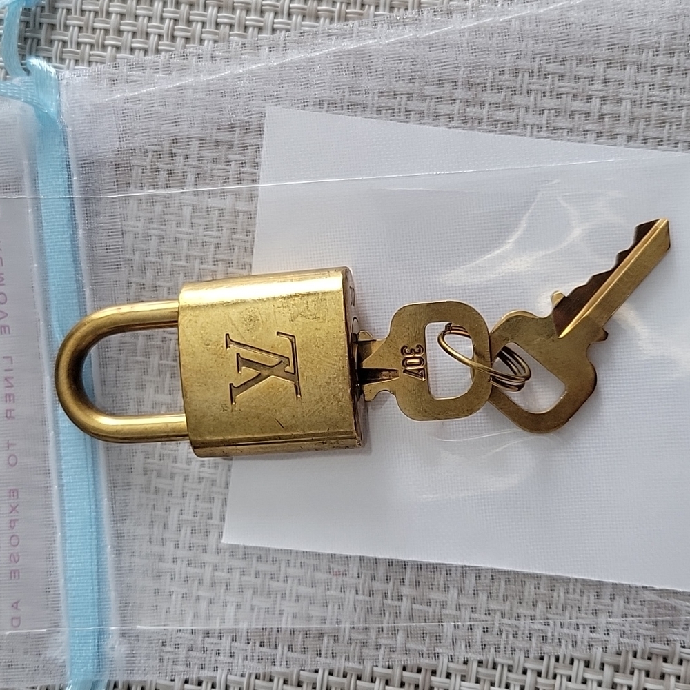 Lv Lock And 2 Keys (307) With Key Ring - image 1